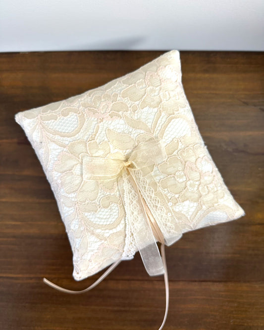 Almofadinha para alianças em cetim offwhite com renda champagne e fitas. Modelo Adelaide da Etiquette, tradicional e sofisticado.