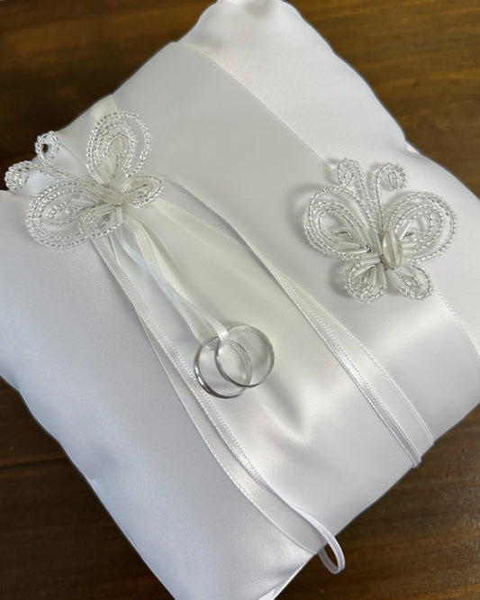 Almofadinha para alianças em cetim branco com borboletas 3D de miçangas e fitinha para amarrar. Modelo poético da Etiquette.