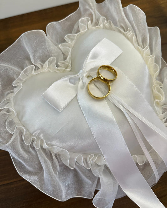 Almofadinha para alianças em formato de coração, em cetim offwhite com babado de organza. Modelo romântico da Etiquette.