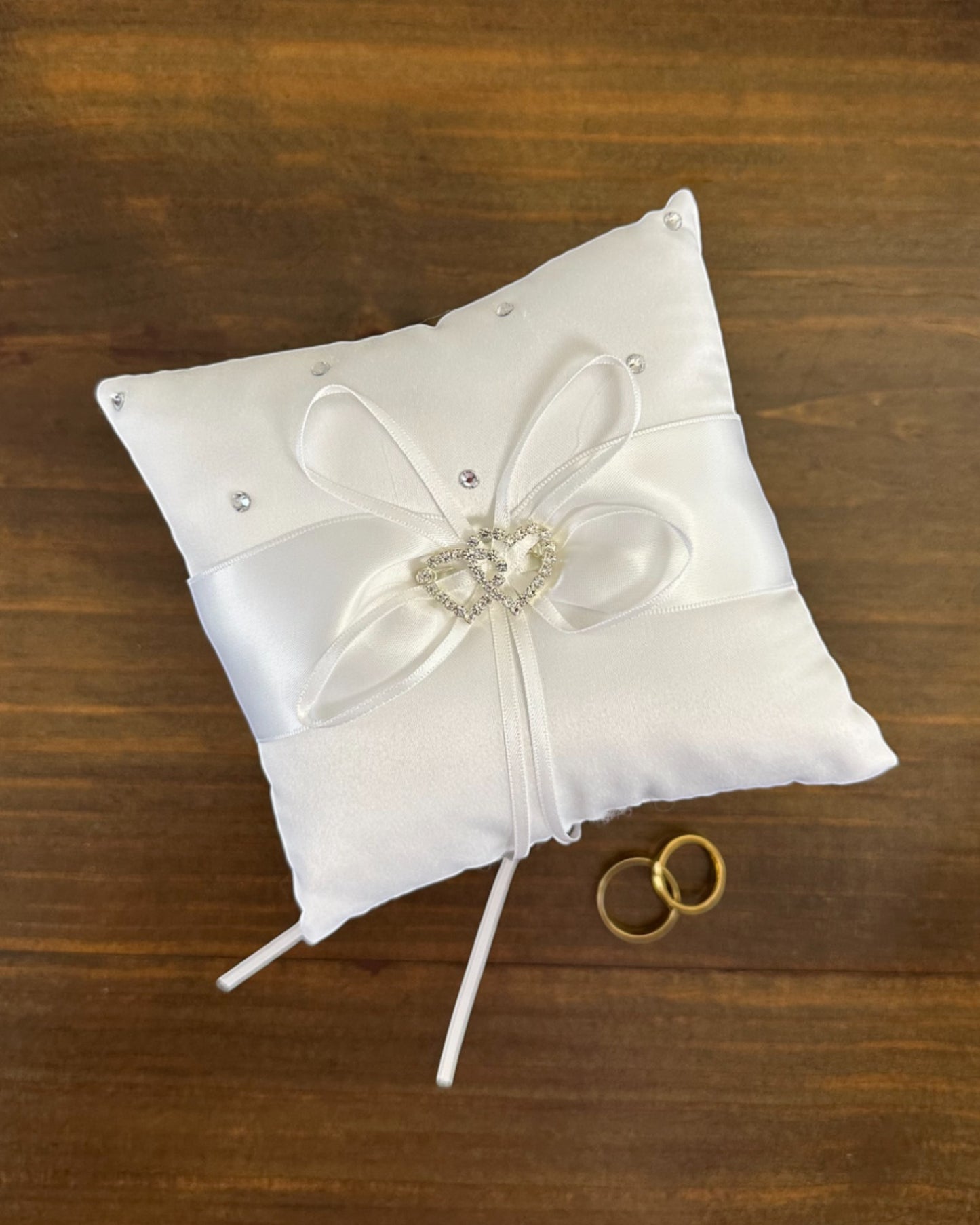 Almofadinha para alianças em cetim branco com dois corações de cristal e cristais aplicados. Modelo clássico da Etiquette em tamanho reduzido.