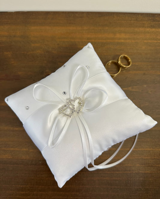Almofadinha para alianças em cetim branco com dois corações de cristal e cristais aplicados. Modelo clássico da Etiquette em tamanho reduzido.