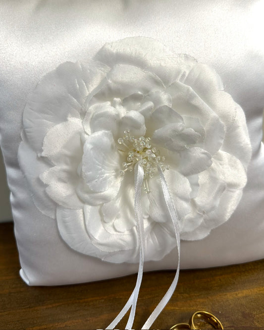 Almofadinha para alianças em cetim branco com flor aplicada no centro e miçangas no miolo. Modelo clássico e elegante da Etiquette.