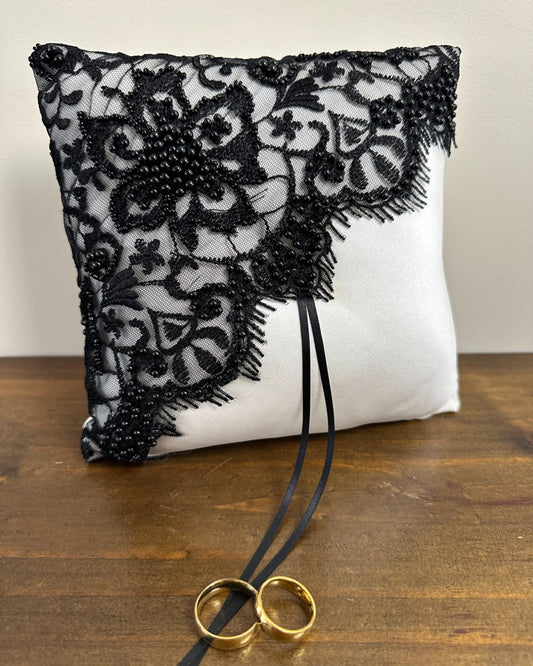 Almofadinha para alianças Gala Collection da Etiquette, em cetim offwhite com renda e bordado preto. Modelo marcante e elegante.