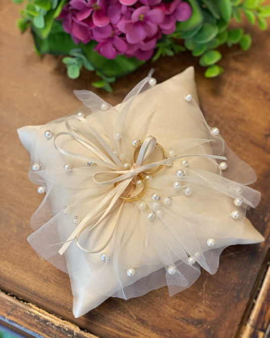 Almofadinha para alianças em cetim champagne com laço de tule e aplicações de pérolas. Modelo romântico da Etiquette.