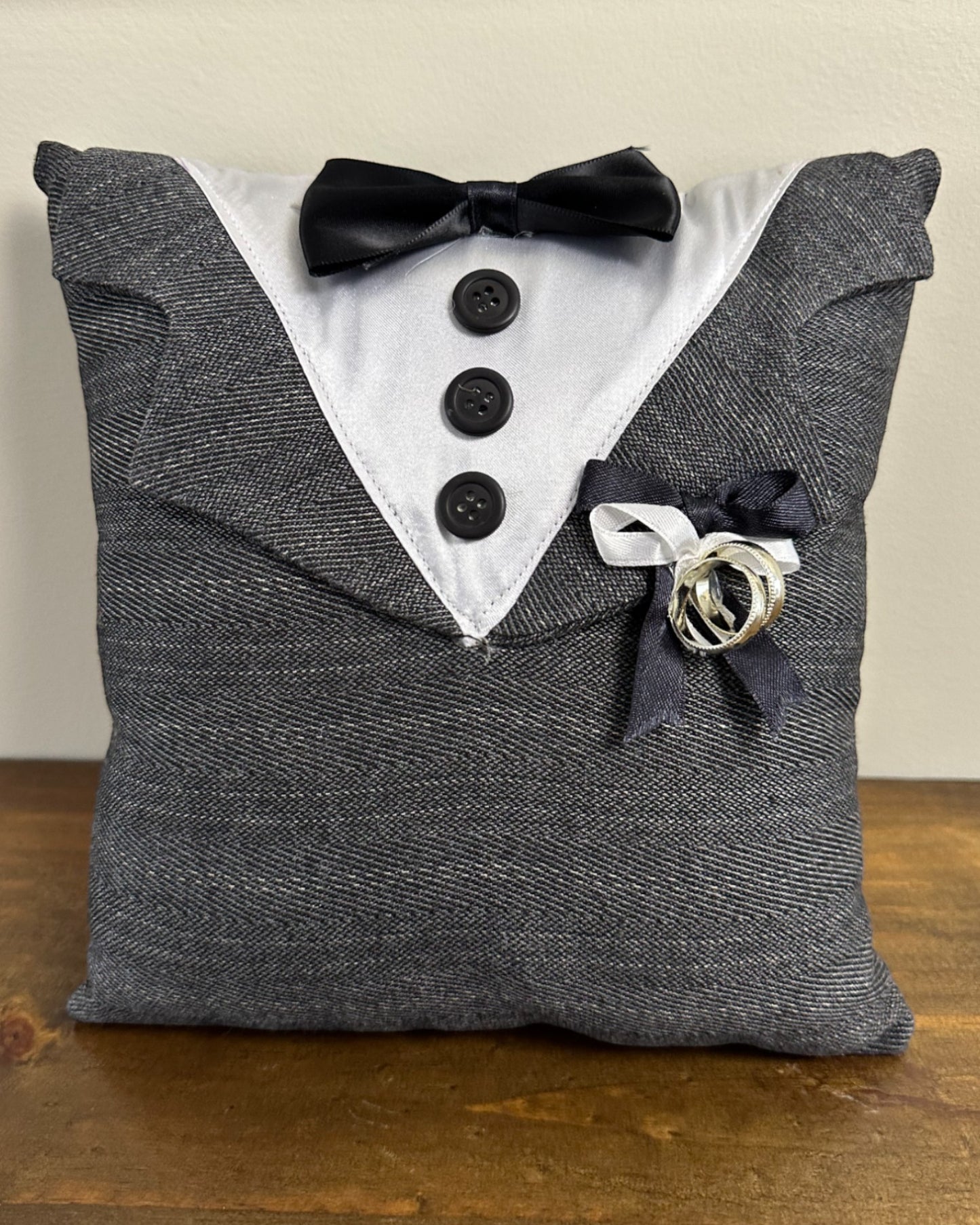 Almofadinha para alianças estilo tuxedo, em tecido cinza chumbo com detalhes pretos. Modelo divertido e elegante da Etiquette.