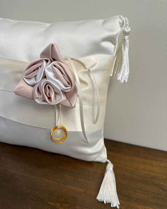 Almofadinha de alianças bege com três flores em cetim champagne e franjas nas pontas. Modelo delicado da Etiquette para casamentos elegantes.