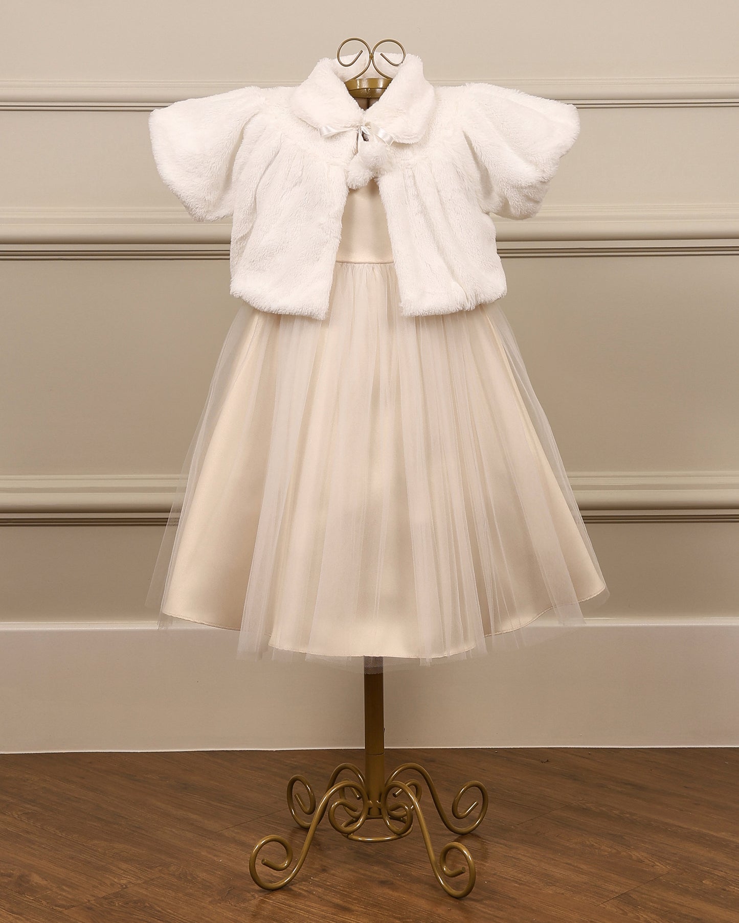 Bolerinho branco infantil da Etiquette com manga bufante, laço no pescoço e pompons. Em pele sintética, ideal para daminhas e convidadas.