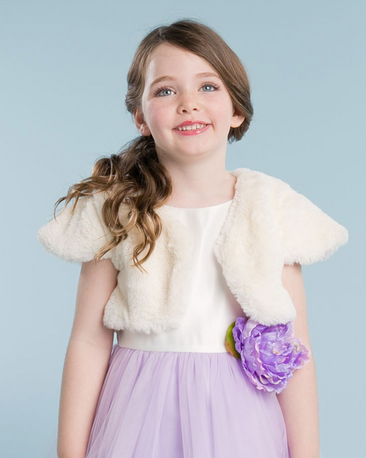 Bolerinho infantil com manga japonesa da Etiquette, em pele sintética e lacinho no pescoço. Forrado em cetim, ideal para cerimônias na meia-estação.