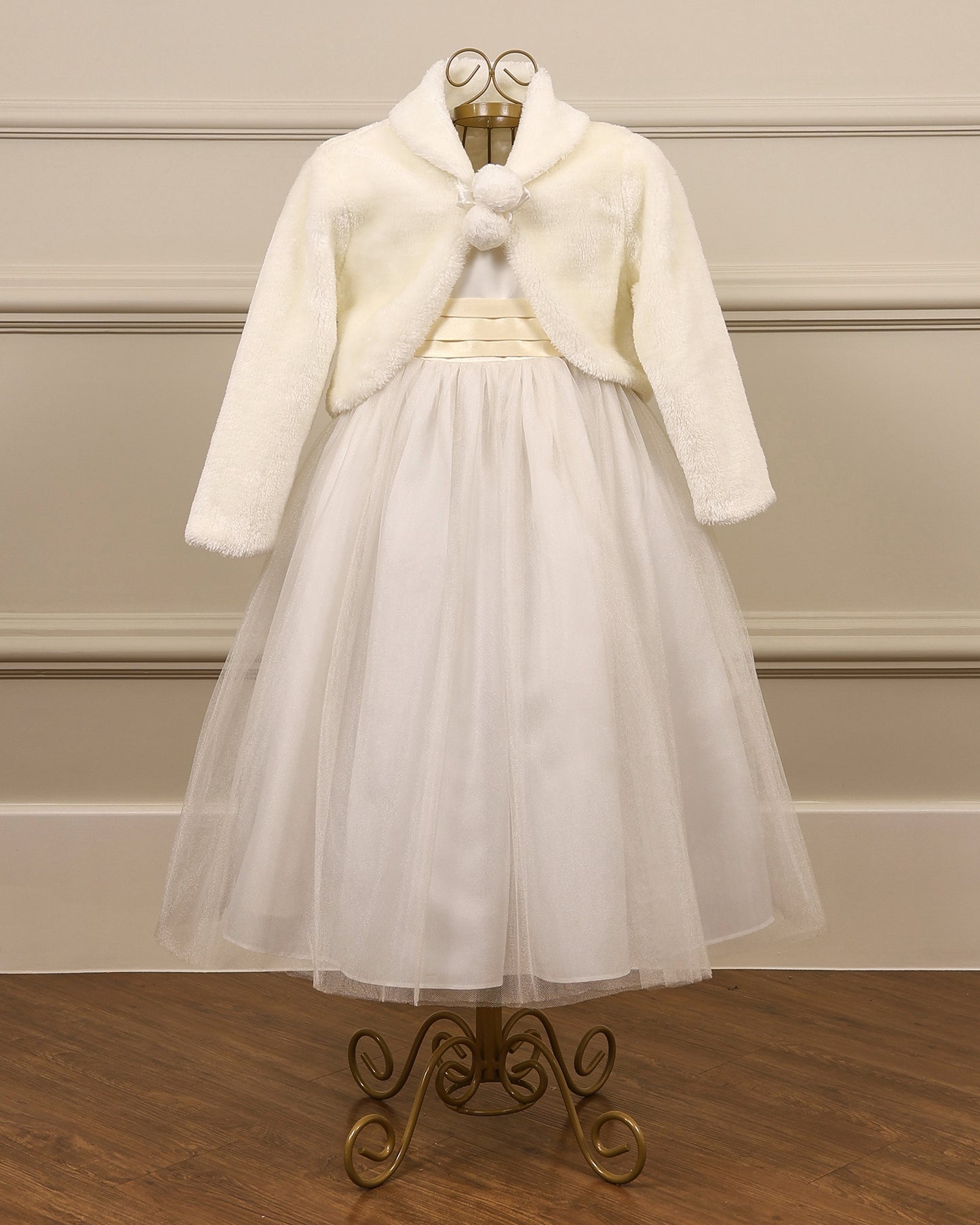 Bolero infantil da Etiquette com pelinho alto e laço de fita com pompons. Forrado em cetim, ideal para daminhas em casamentos no frio.