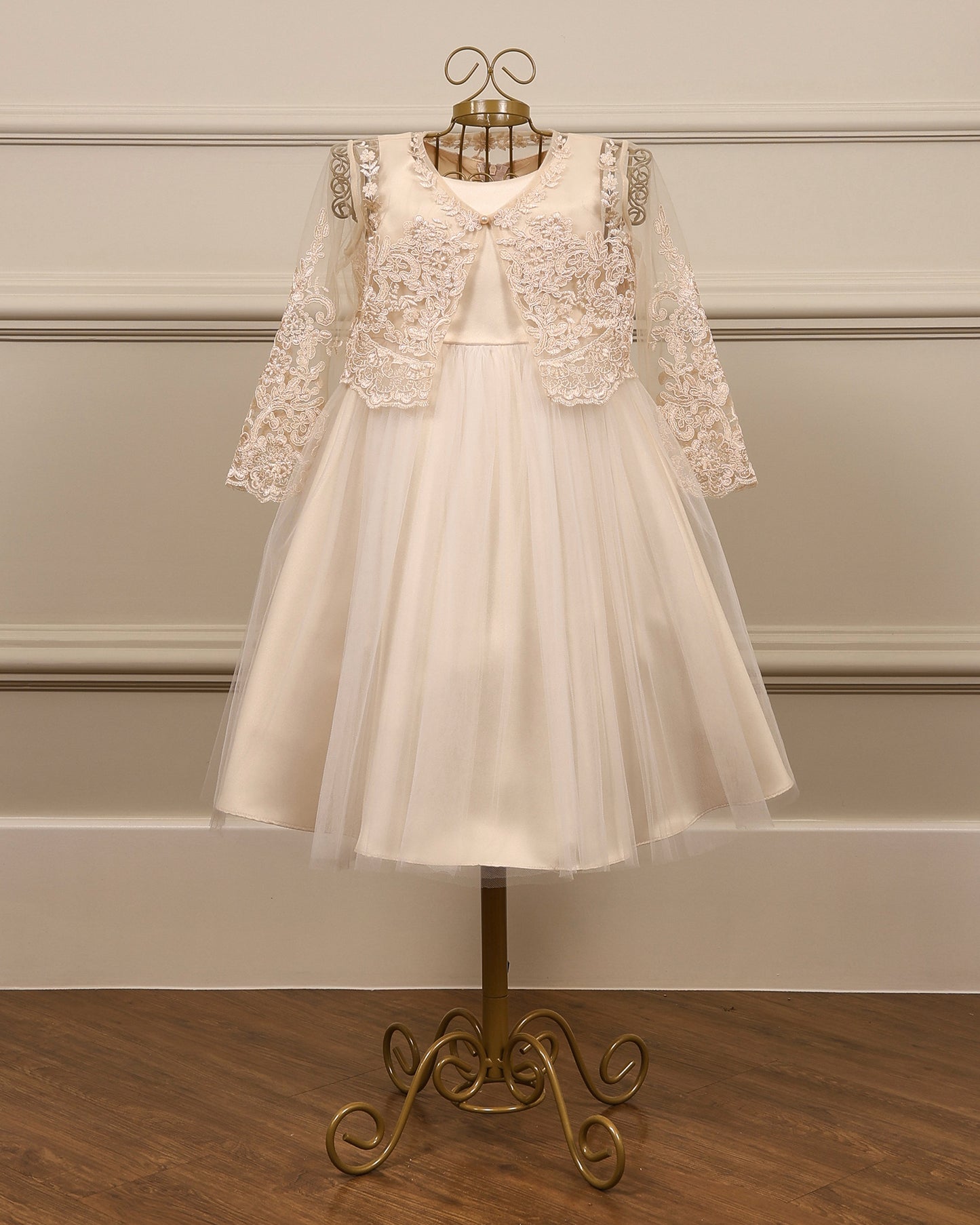 Bolero infantil de renda guipir champagne da Etiquette, com manga 3/4 e botão, elegante e delicado para daminhas.