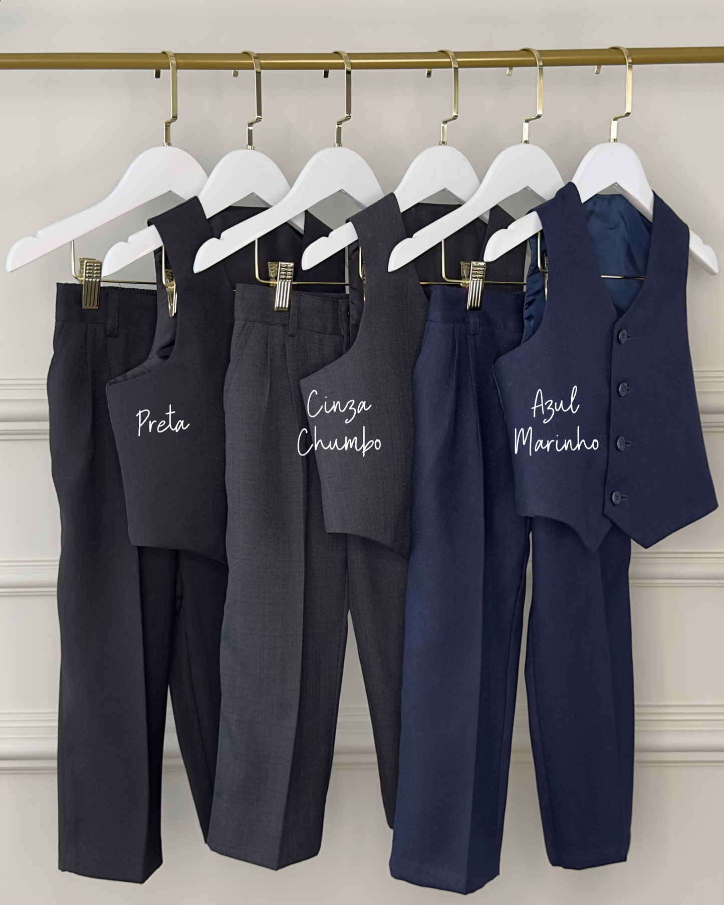 Calça e colete social infantil para pajem da Etiquette, disponível nas cores preta, azul-marinho e cinza chumbo. Elegante para cerimônias formais.