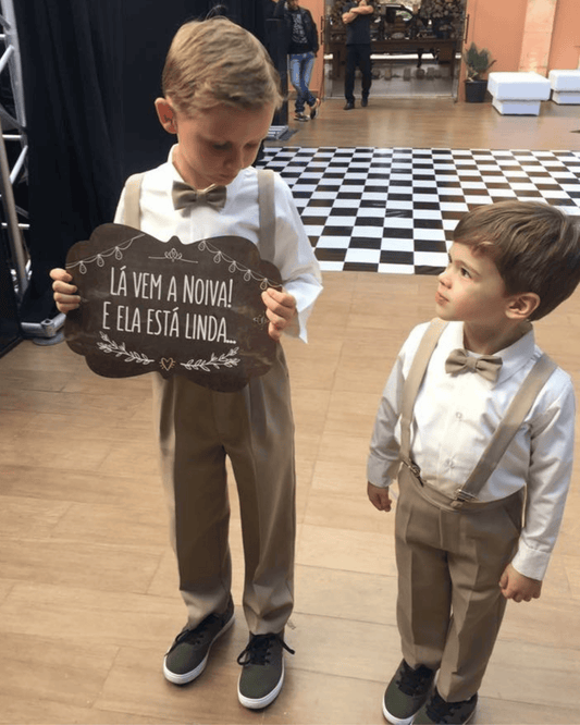 Calça infantil khaki para pajens, com corte de alfaiataria, modelagem reta e elástico na cintura. Ideal para casamentos na praia ou ao ar livre.