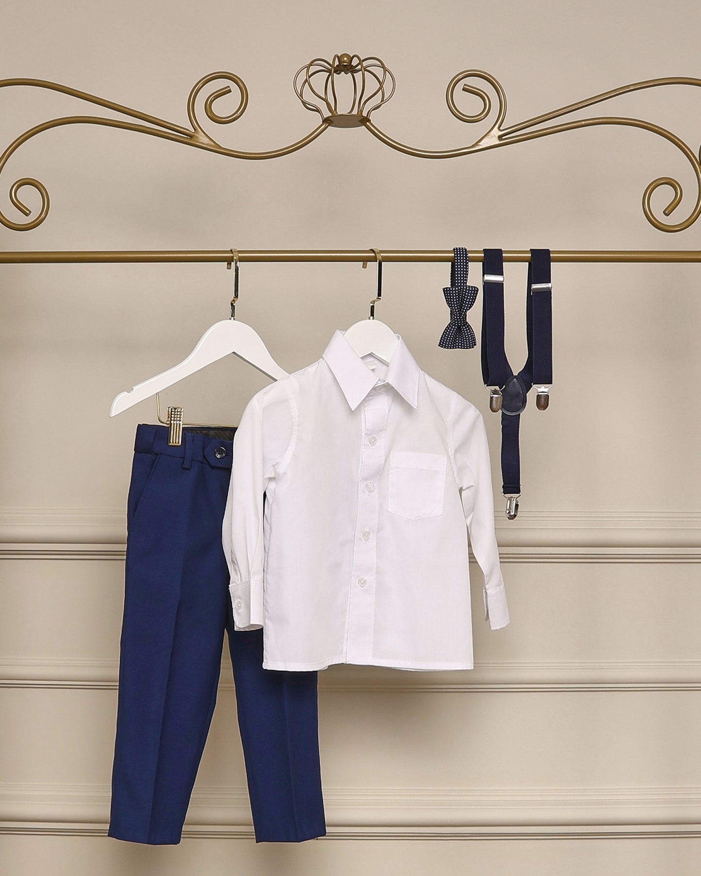 Calça infantil azul índigo para pajem, com corte skinny, elástico lateral e botão. Moderna, elegante e confortável para casamentos e festas.