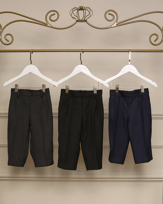 Opções de calças sociais para pajens, nas cores cinza chumbo, preta e marinho.