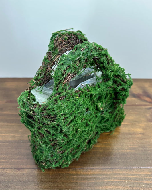 Cestinha tipo bolsinha da Etiquette feita com gravetos e graminha sintética, revestida internamente. Ideal para pétalas em casamentos no campo.