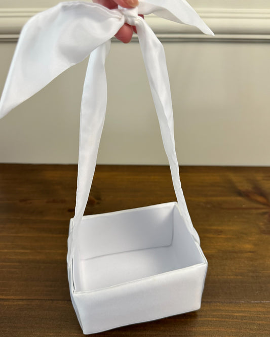 Cestinha caixinha branca da Etiquette em cetim, com alça ajustável por fita. Modelo minimalista e moderno para pétalas.