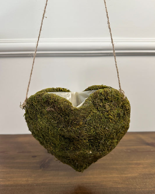 Cestinha da Etiquette em formato de coração com graminha sintética, revestimento interno e alça de corda. Ideal para pétalas ou buquês.