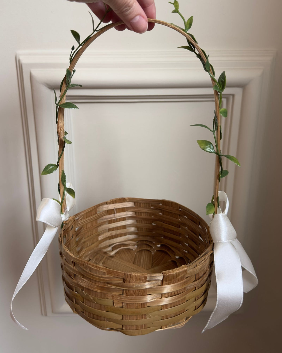 Detalhe da cestinha de palha com fitas e heras da Etiquette, ideal para um casamento no campo