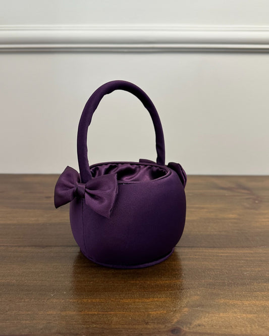 Cestinha da Etiquette em cetim roxo, pequena e delicada, ideal para daminhas levarem pétalas com charme e leveza.