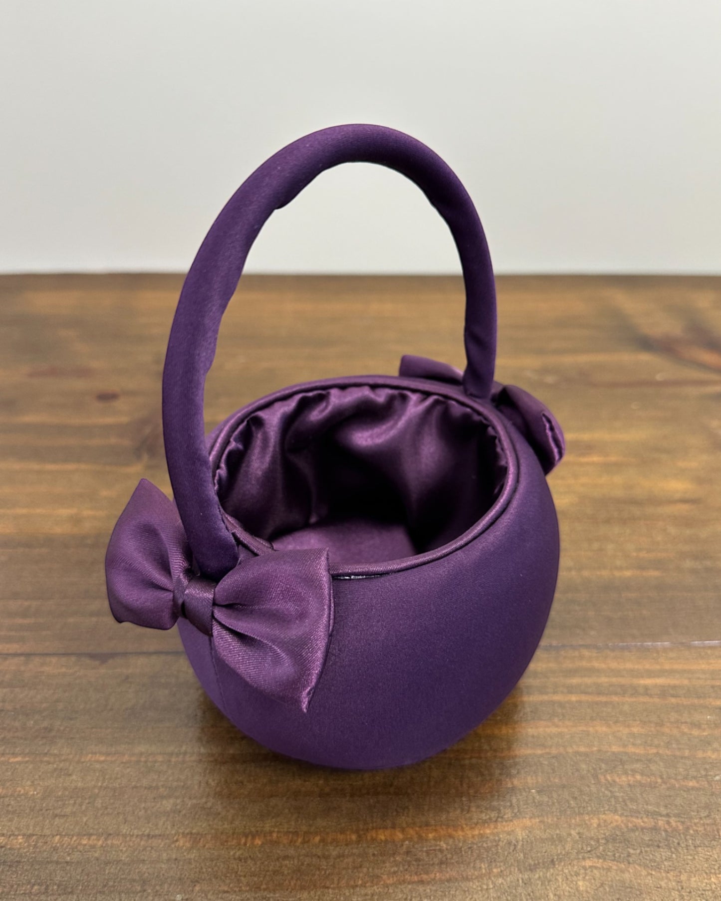 Cestinha da Etiquette em cetim roxo, pequena e delicada, ideal para daminhas levarem pétalas com charme e leveza.