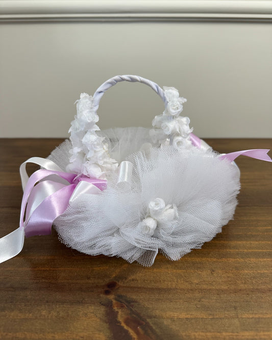 Cestinha da Etiquette com tule branco, mini flores e fita lilás. Modelo delicado e romântico para daminhas levarem pétalas.