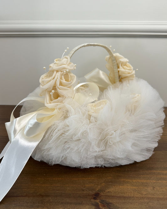 Cestinha da Etiquette com tule e flores de tecido offwhite, decorada com fitas no mesmo tom. Modelo vintage para daminhas levarem pétalas.