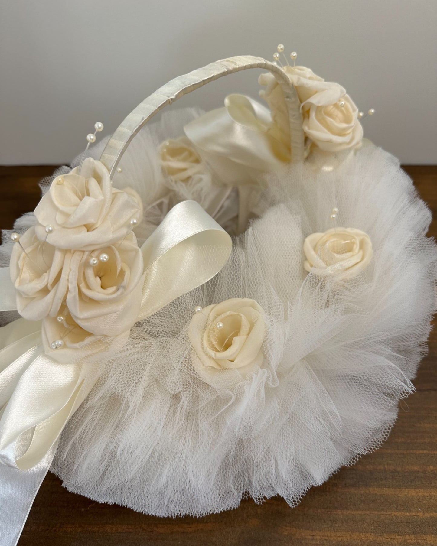 Cestinha da Etiquette com tule e flores de tecido offwhite, decorada com fitas no mesmo tom. Modelo vintage para daminhas levarem pétalas.
