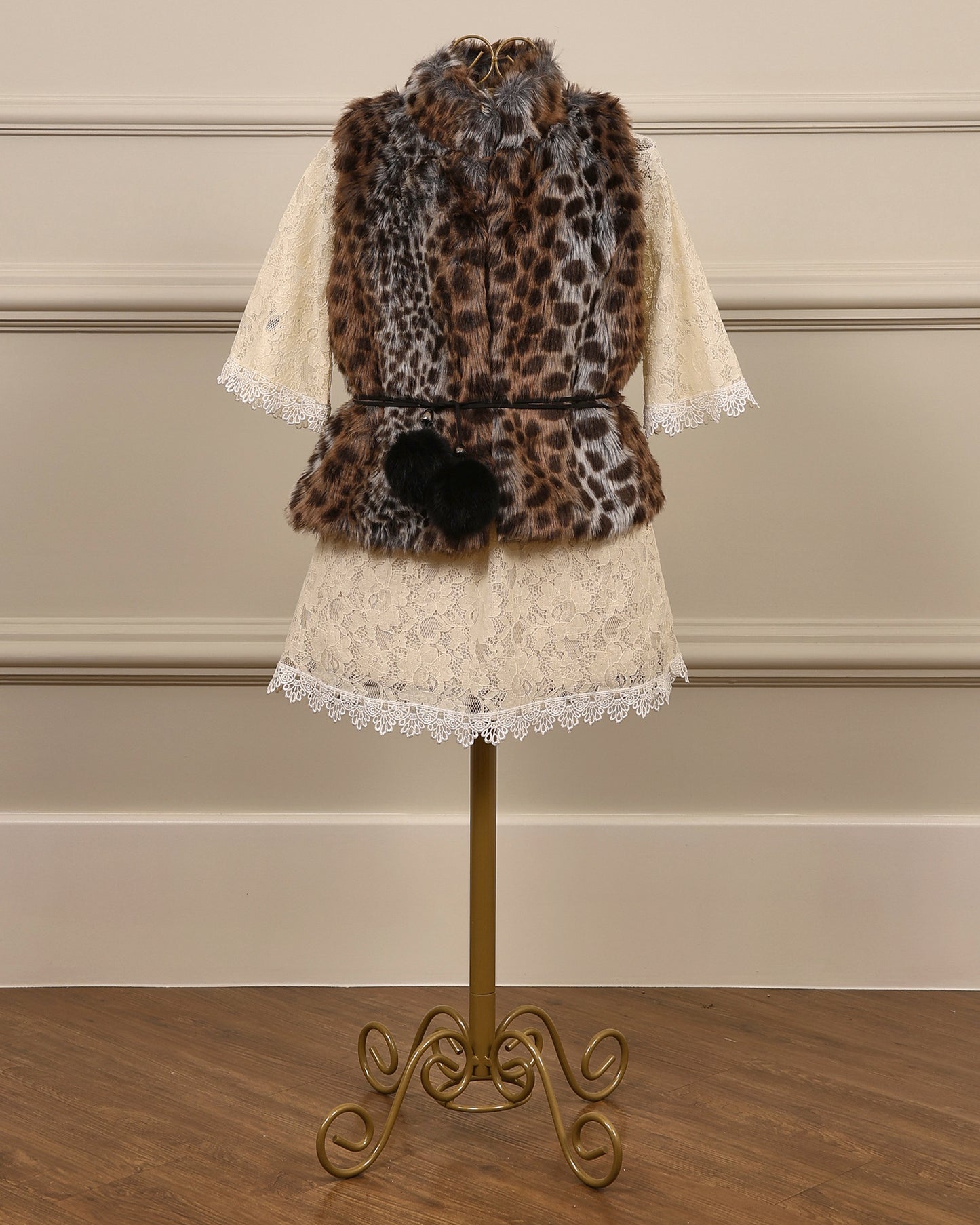 Colete animal print sem mangas da Etiquette com pele sintética, forro em cetim preto e cinto com pompons, ideal para daminhas e convidadas no outono e inverno.