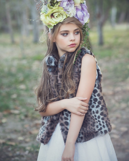 Colete animal print sem mangas da Etiquette com pele sintética, forro em cetim preto e cinto com pompons, ideal para daminhas e convidadas no outono e inverno.