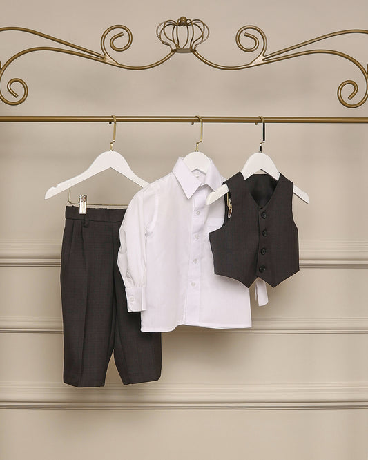 Conjunto infantil para pajem com colete e calça cinza chumbo, camisa branca e gravata. Look elegante para cerimônias.