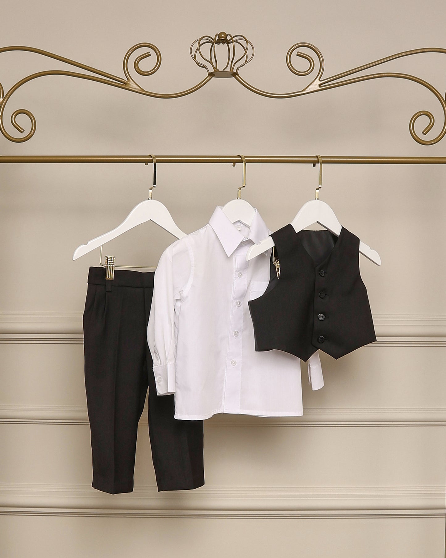 Conjunto infantil para pajem com colete e calça preta, camisa branca e gravata. Look elegante para cerimônias.