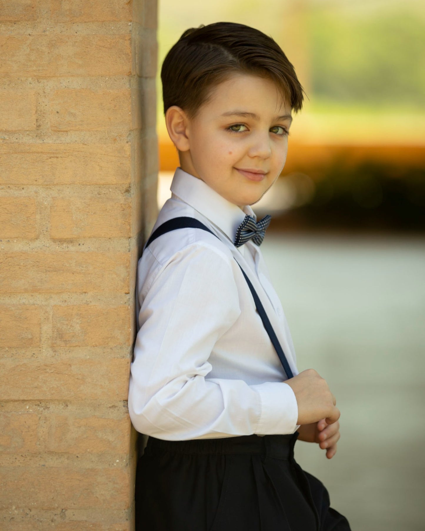 Conjunto infantil para pajem com suspensório, calça social, camisa branca e gravata. Look fofo e elegante em azul-marinho, preto ou chumbo.