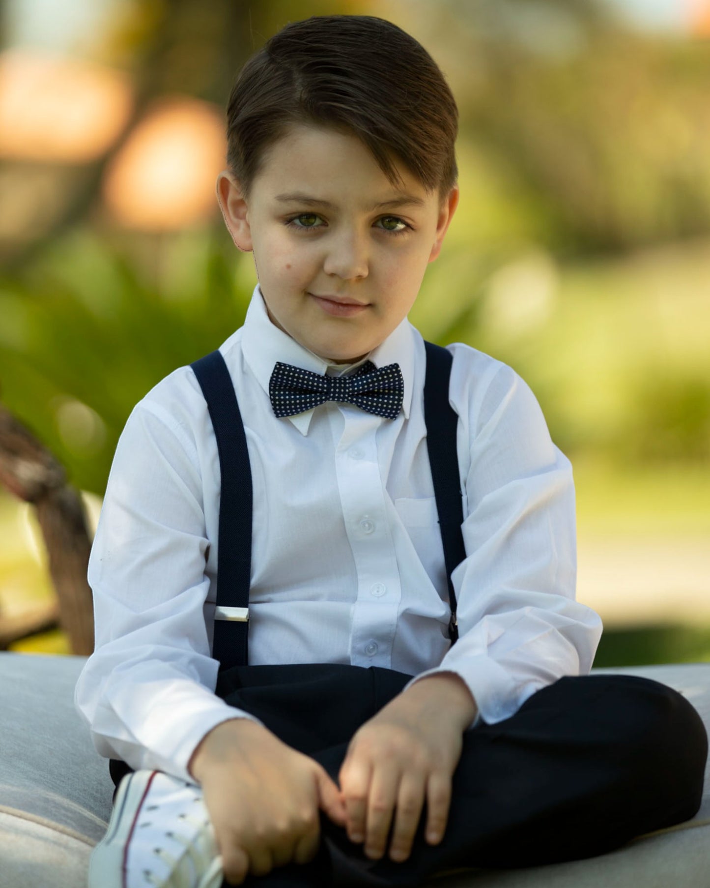 Conjunto infantil para pajem com suspensório, calça social, camisa branca e gravata. Look fofo e elegante em azul-marinho, preto ou chumbo.
