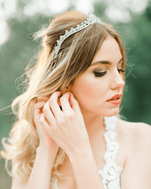 Coroa de noiva baixa e anatômica com mix de pedras, modelo Cristina da coleção Bossa meets Fado da Etiquette.