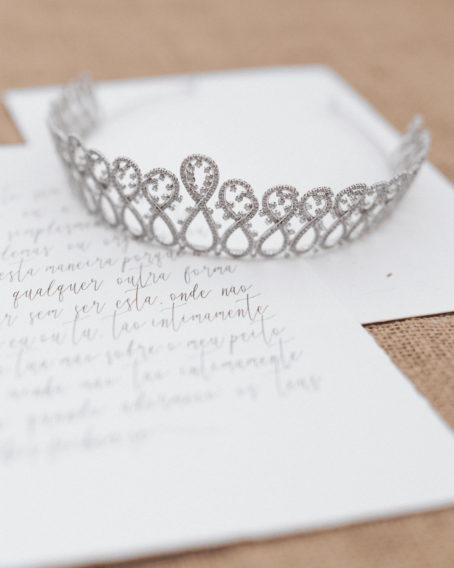 Tiara de noiva com desenho vertical em formato de infinitos e estilo coroa, modelo Inês da coleção Bossa meets Fado da Etiquette.