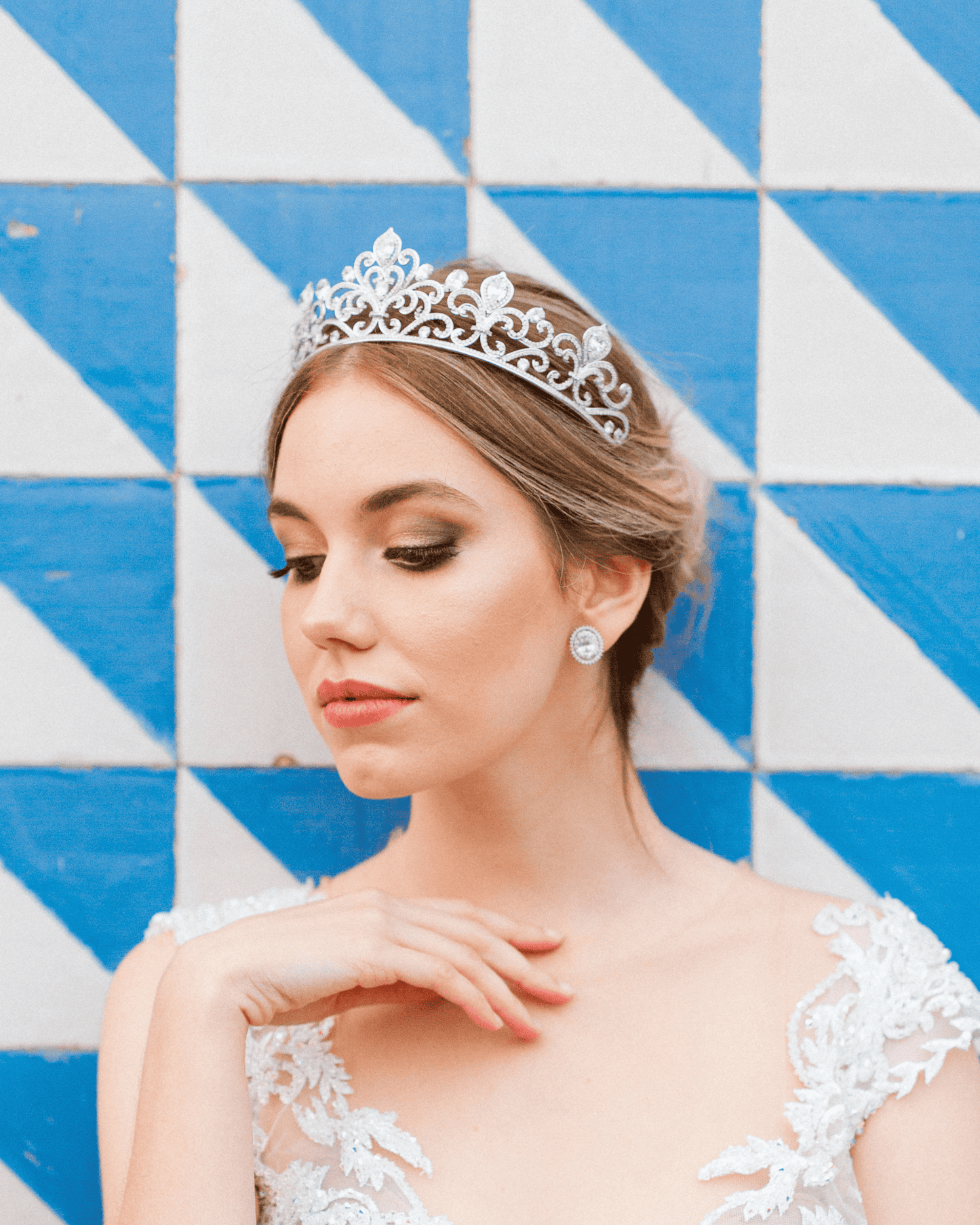 Coroa de noiva com arabescos inspirados nos azulejos portugueses e gotas de zircônia, modelo Leopoldina da coleção Bossa meets Fado da Etiquette.