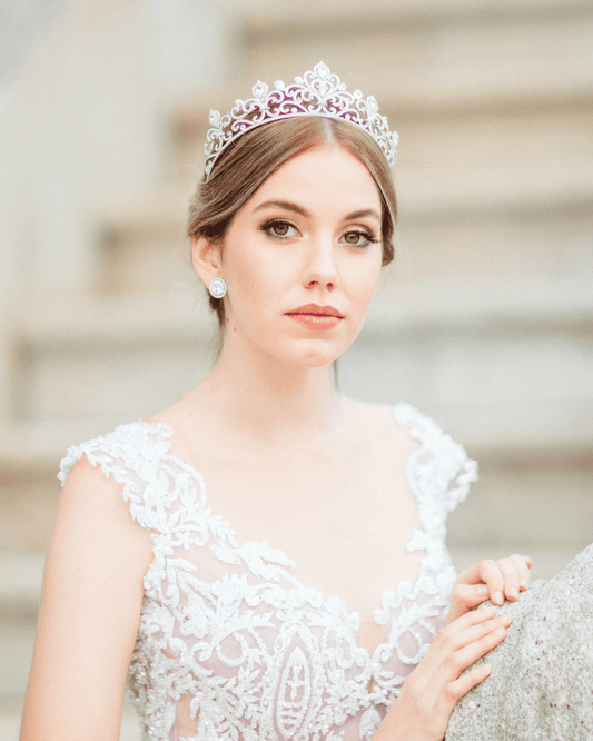 Coroa de noiva com arabescos inspirados nos azulejos portugueses e gotas de zircônia, modelo Leopoldina da coleção Bossa meets Fado da Etiquette.