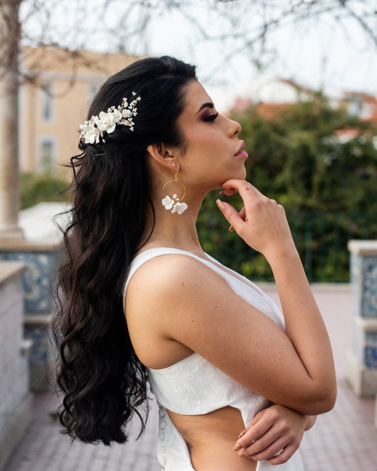 Brinco argola dourada com flores de porcelana fria e raminho de metal dourado com pérolas, 6 cm de comprimento.