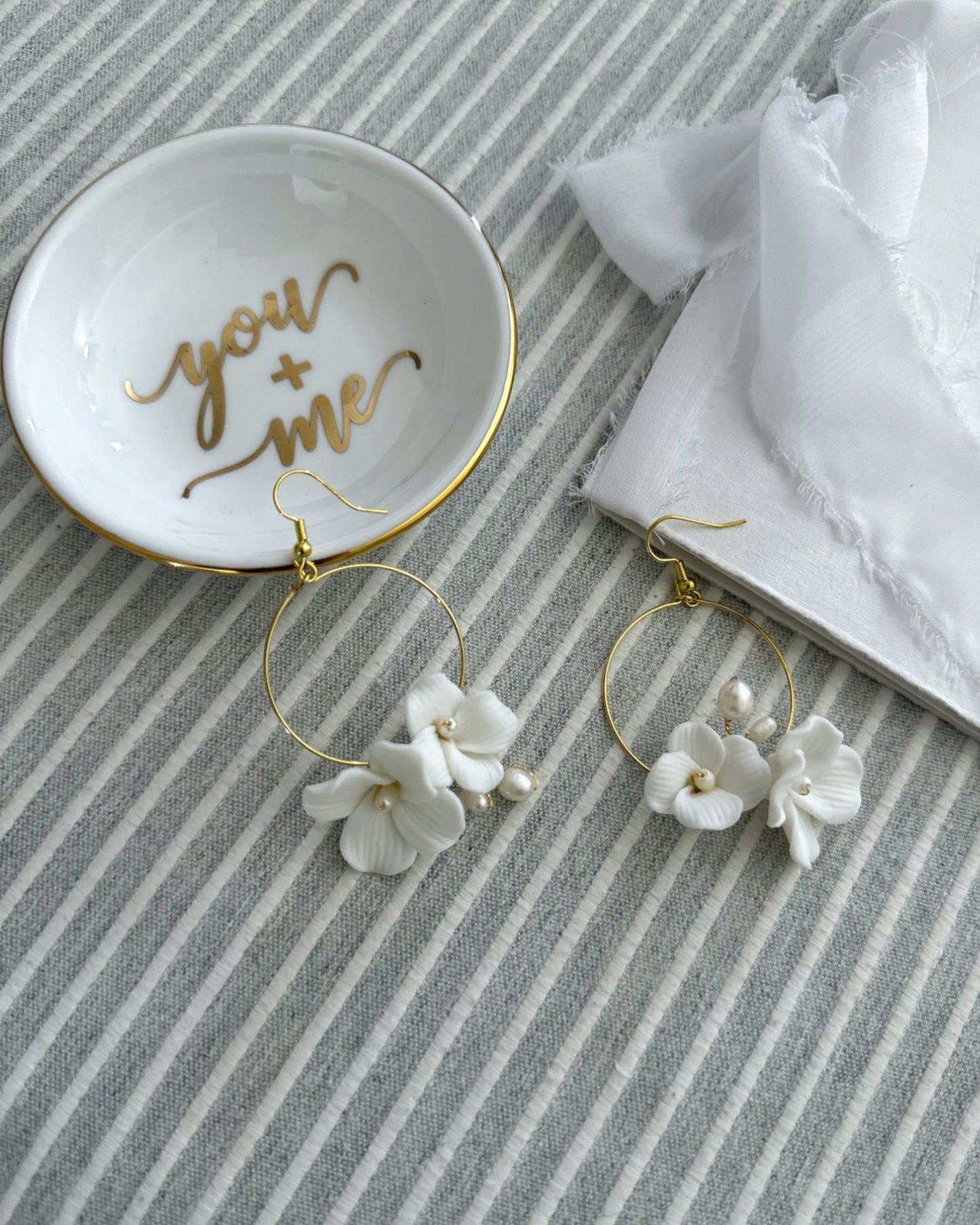 Brinco argola dourada com flores de porcelana fria e raminho de metal dourado com pérolas, 6 cm de comprimento.