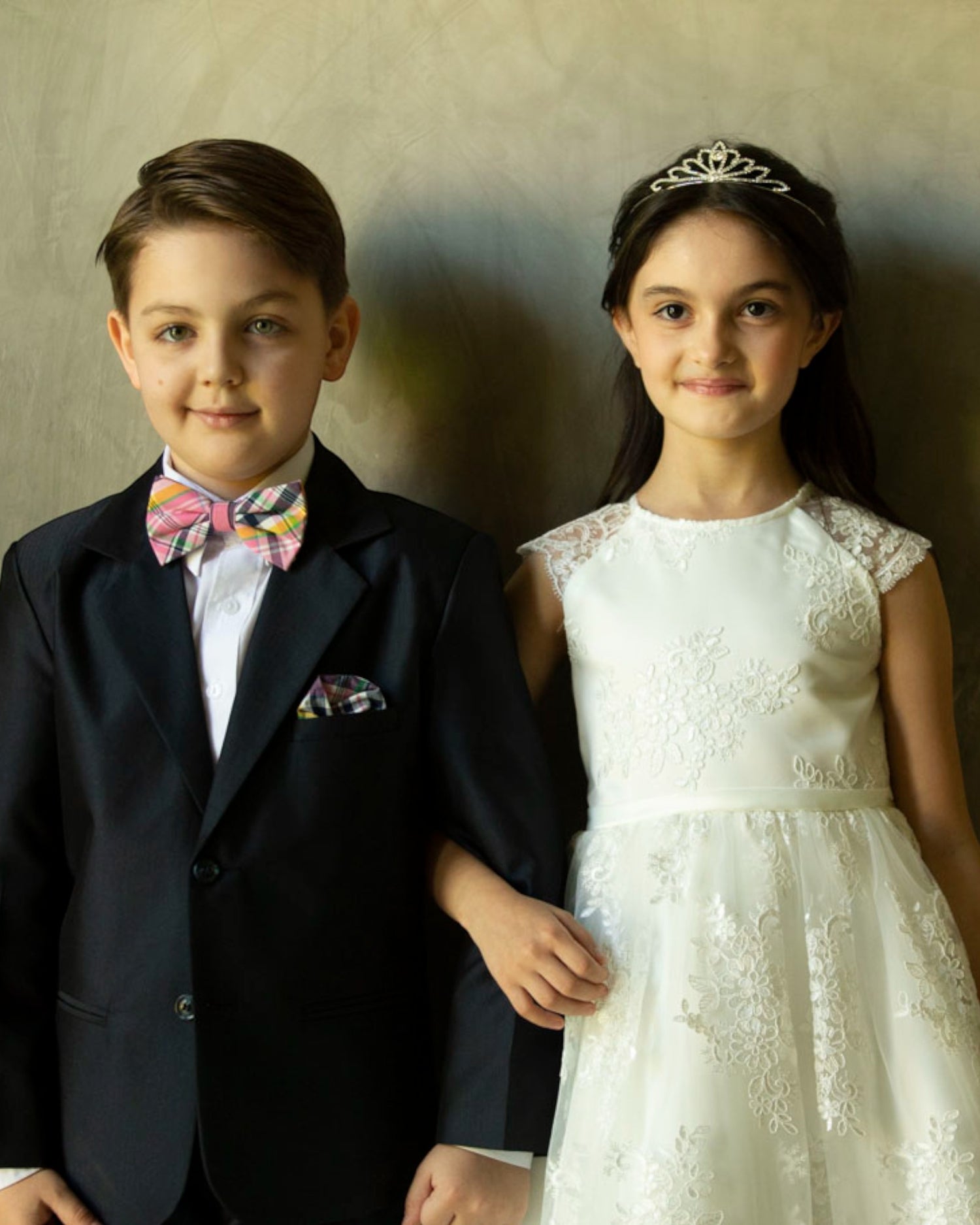 Daminha e pajem usando trajes de casamento da Etiquette