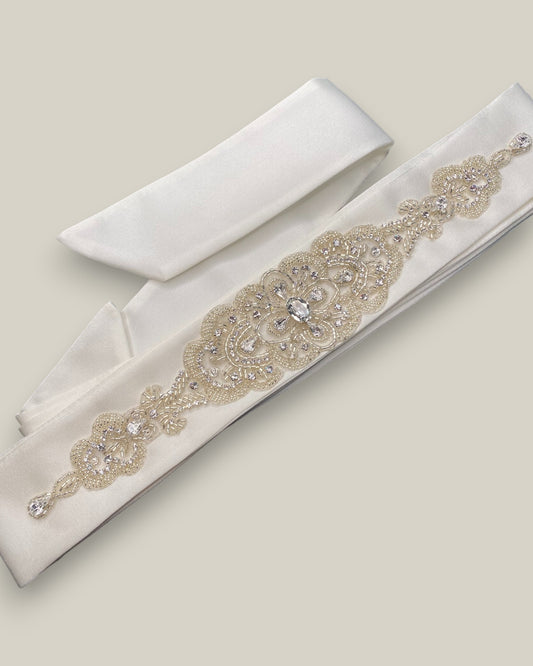 Cinto para noiva em tecido de cetim encorpado com aplicação de bordado em cristais e miçangas na cor prata.