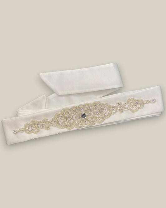 Cinto para noiva em tecido de cetim encorpado com aplicação de bordado em cristais e miçangas na cor prata.