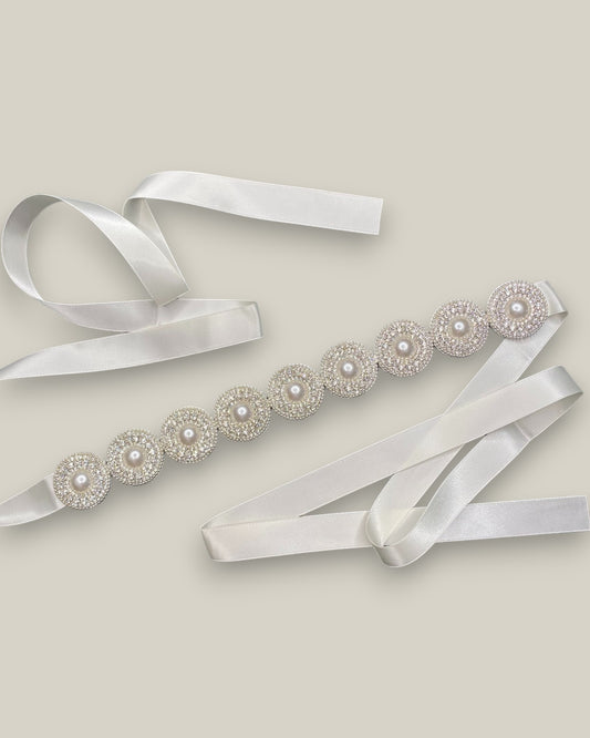 Cinto para noiva de fita de cetim offwhite com aplicação de bordado em cristais e pérolas. Bordado mede 39 cm e o comprimento total da fita com o bordado é de 180 cm.