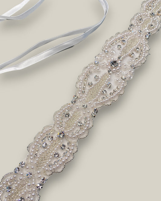 Cinto para noiva com faixa central bordada em cristais e pérolas com pequena alça nas laterais para prender a fita que amarra na cintura.