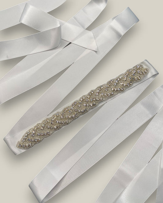 Cinto para noiva bordado em miçangas na cor prata sobre fita de cetim branca. Bordado mede 21 cm e o comprimento total da fita é 300 cm.