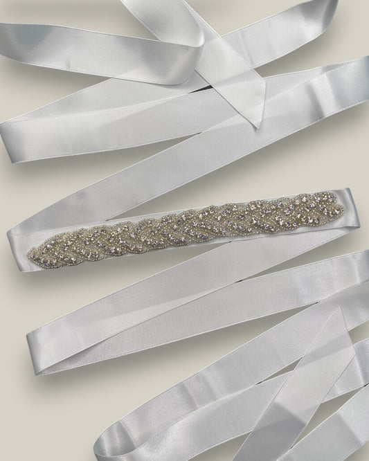 Cinto para noiva bordado em miçangas na cor prata sobre fita de cetim branca. Bordado mede 21 cm e o comprimento total da fita é 300 cm.