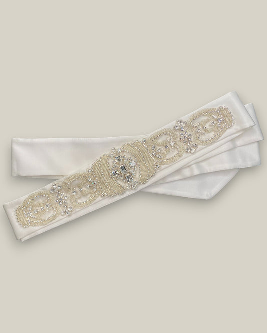 Cinto para noiva em tecido de cetim encorpado com aplicação de bordado em cristais e miçangas na cor prata.