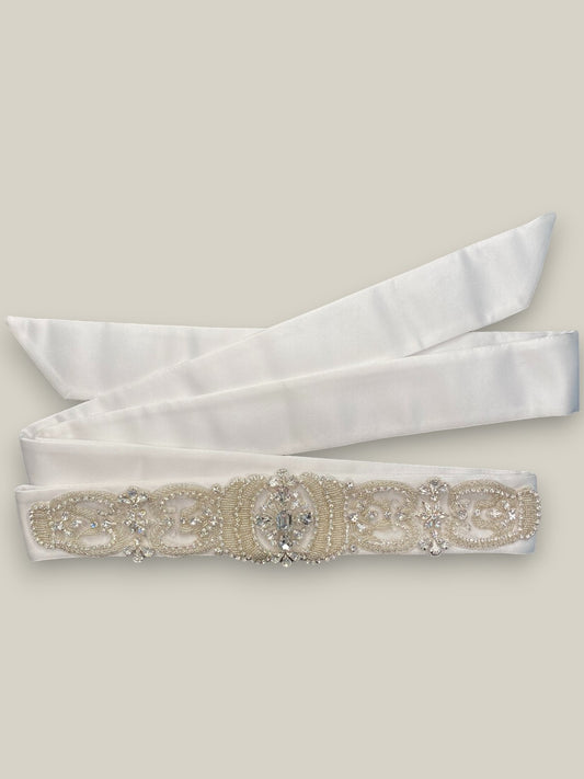 Cinto para noiva em tecido de cetim encorpado com aplicação de bordado em cristais e miçangas na cor prata.