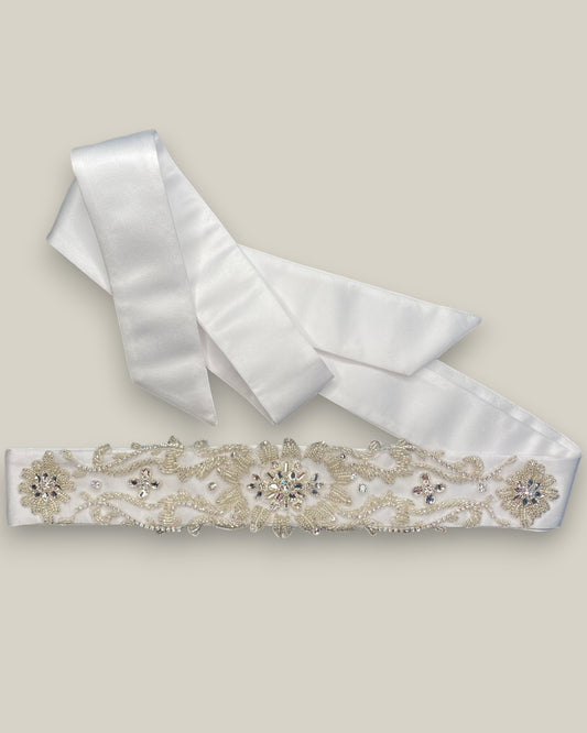Cinto para noiva em tecido de cetim encorpado com aplicação de bordado em cristais e miçangas na cor prata. Bordado mede 22 cm e o comprimento total do cinto é de 230 cm.