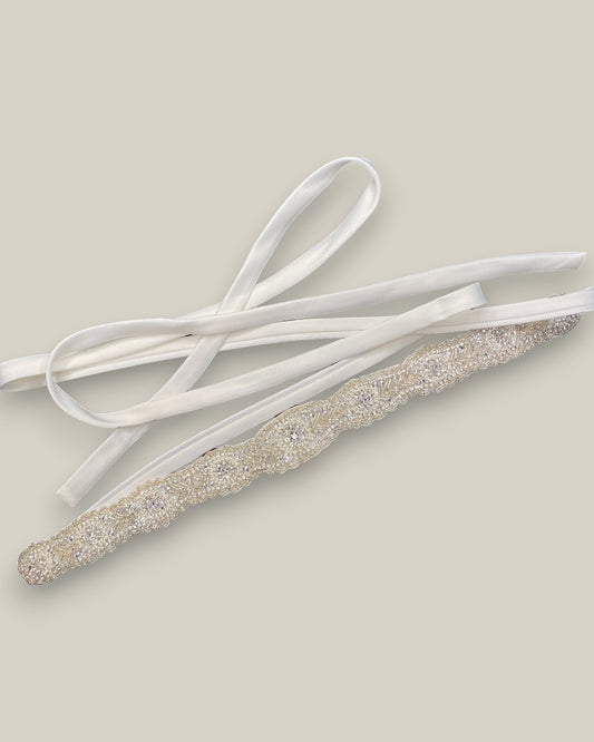 Cinto para noiva com bordado em miçangas prata, pérolas e cristais costuramos sobre a faixa de tecido em cetim.